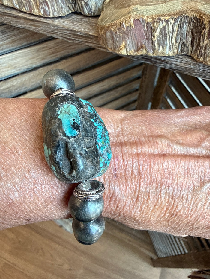 Chunky turquoise arrowhead bead stretch bracelet with dark metal round beads