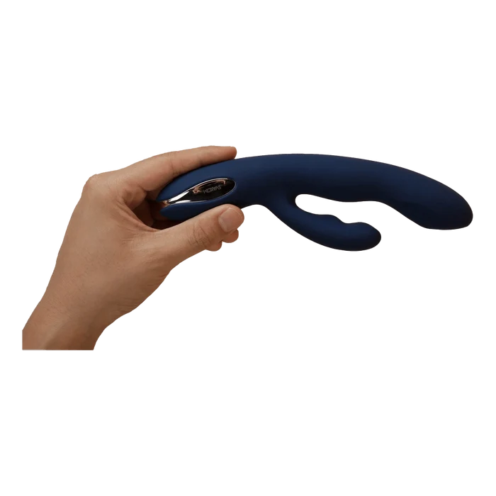 Hånd holder Svakom Aylin blå silikonvibrator for å vise størrelse og ergonomisk grep