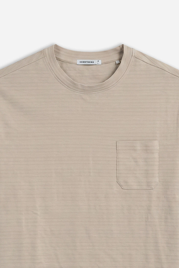 T-SHIRT GIROCOLLO CON TRAMA IN RILIEVO E TASCHINO BEIGE